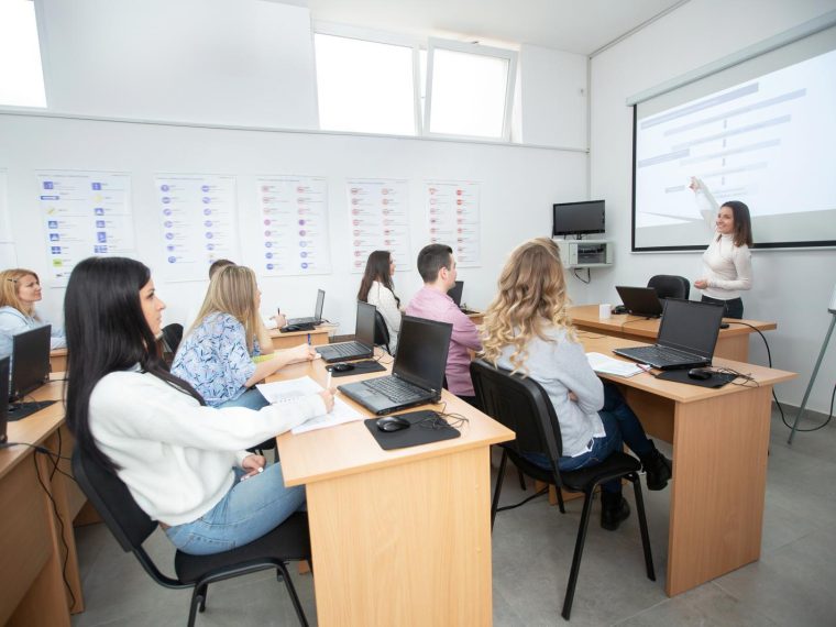 Studiare? Fare corsi? Non serve: la strada è la vera scuola di vendita!