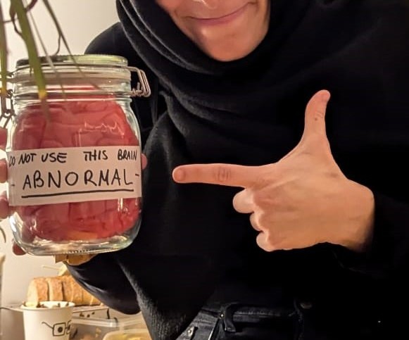 Stai vendendo con mezzo cervello (e probabilmente non lo sai)